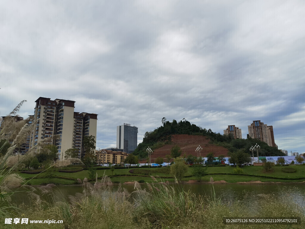 城市河畔风景与建筑景观