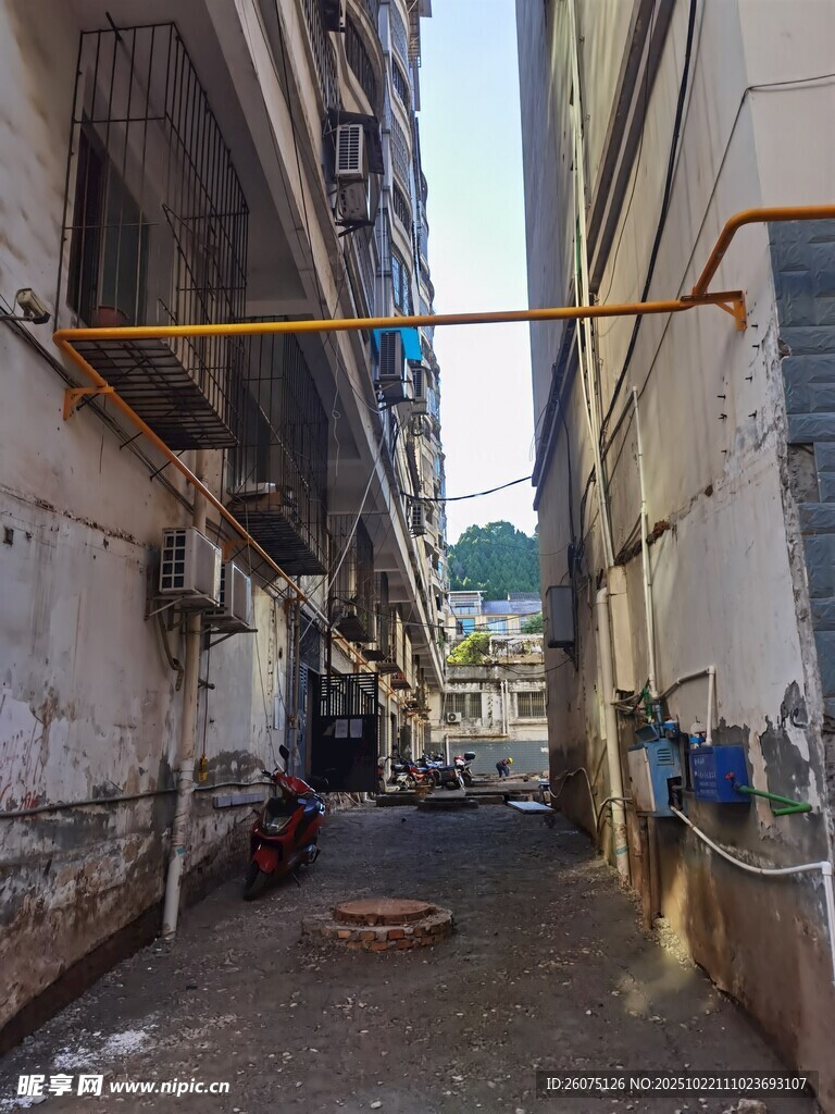 狭窄老旧小巷景象