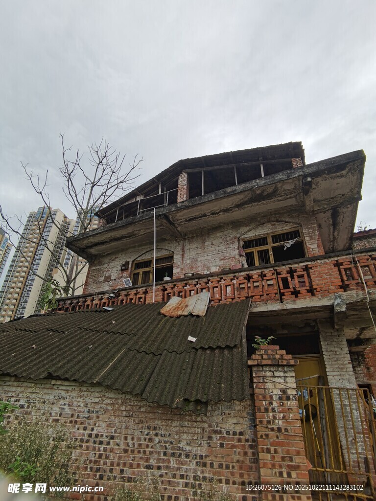 破旧两层楼房外观