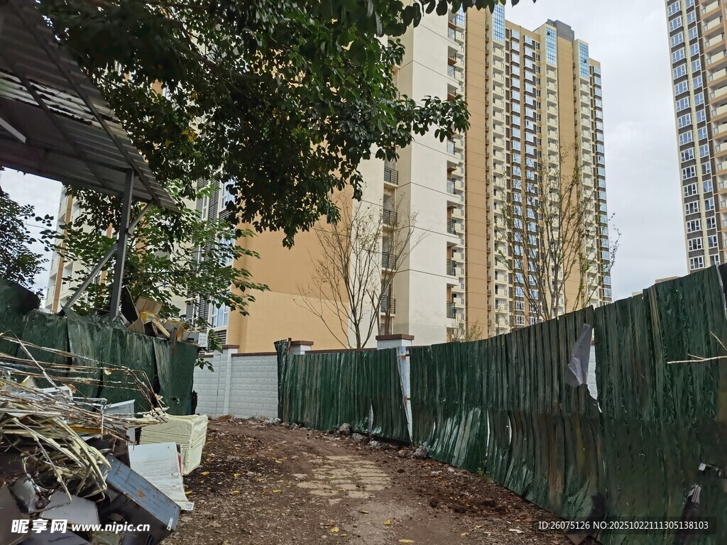 城市施工场景与周边高楼