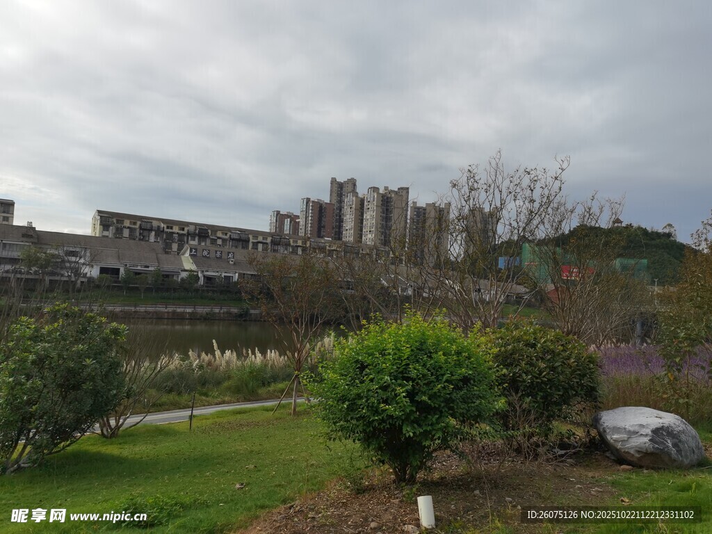 城郊风景绿植与建筑相映
