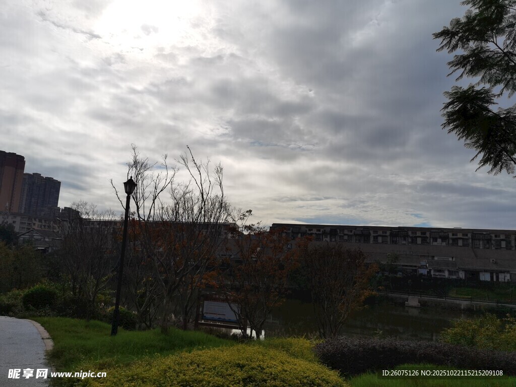 阴天城市公园景致