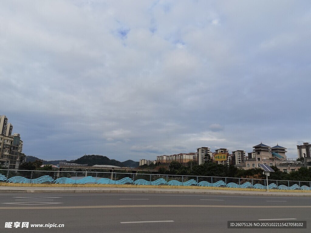城市道路与远处建筑景观