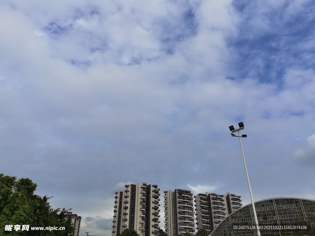 城市天际线与蓝天白云