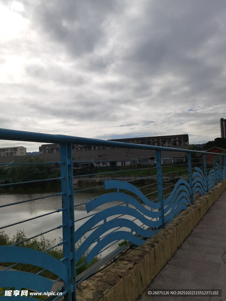 蓝色护栏旁的河畔风景