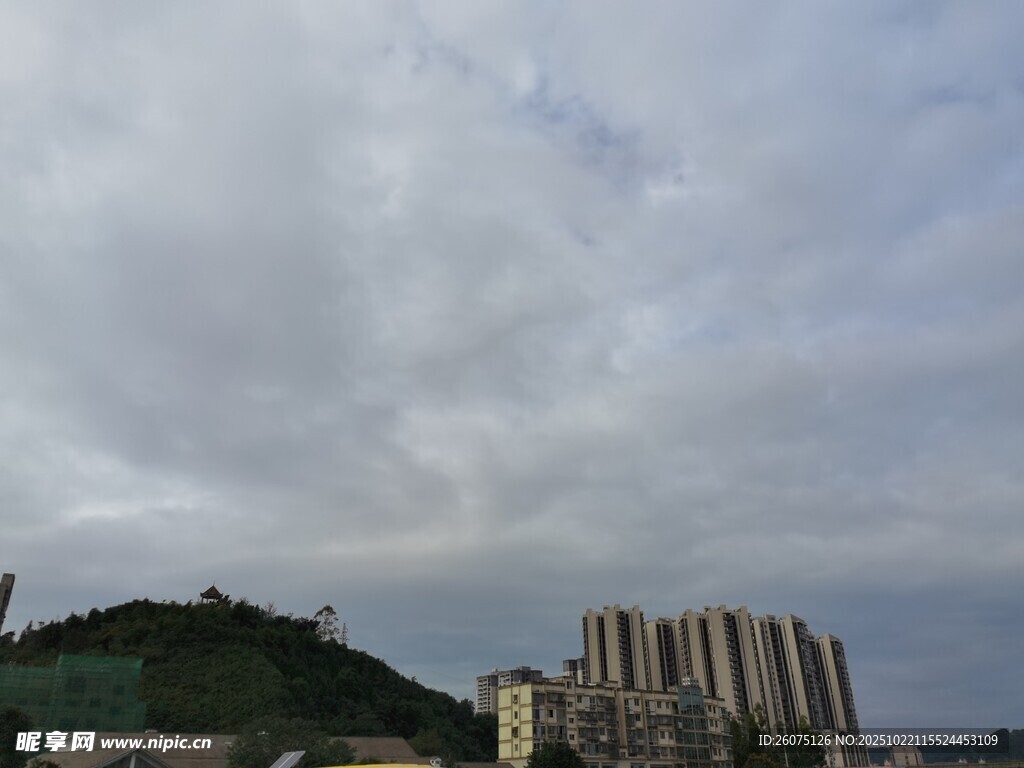 城市山景与云端建筑