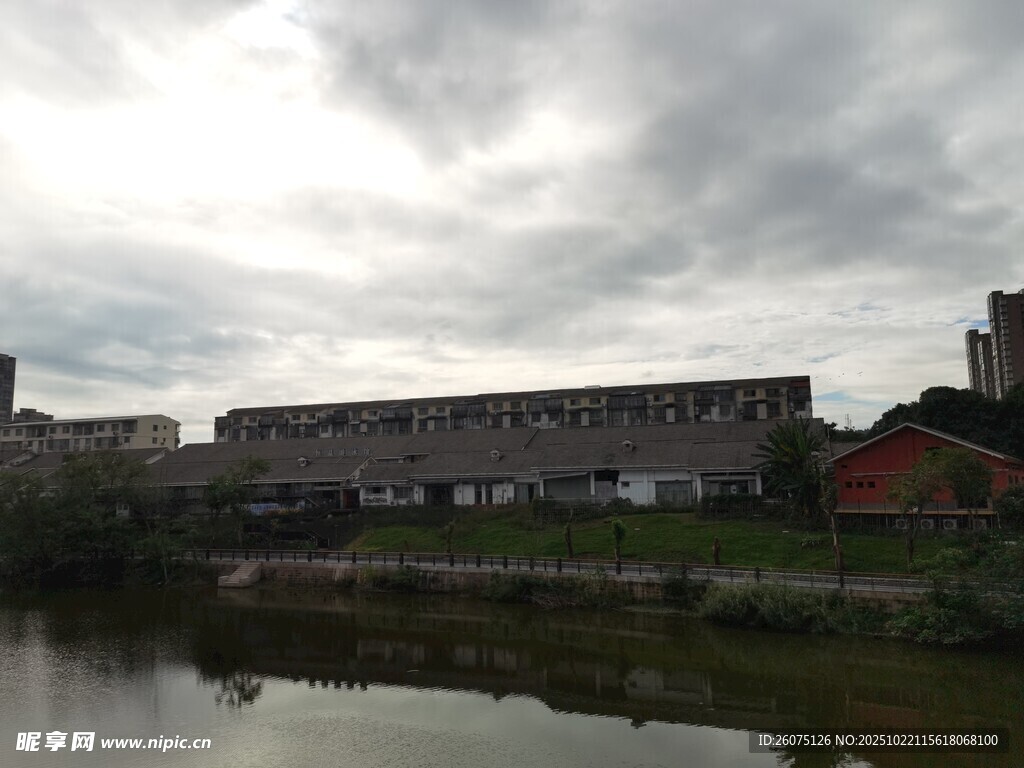 河畔旧建筑阴云下景致
