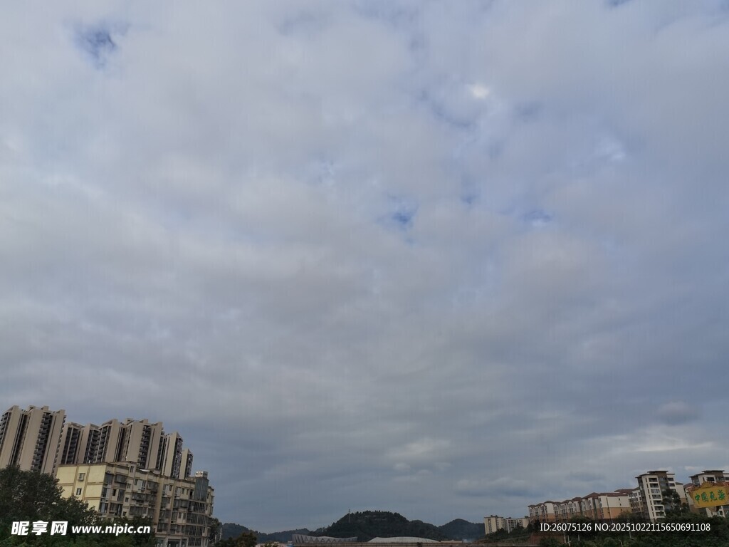城市上空的多云景象
