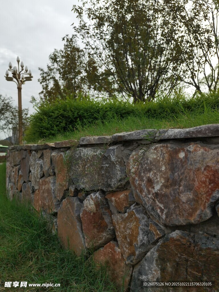 石砌矮墙与绿植景观