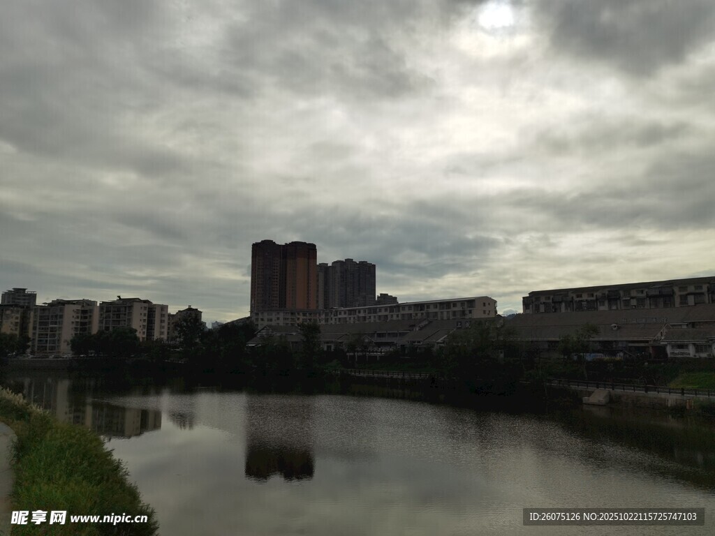 阴天河畔城市景观
