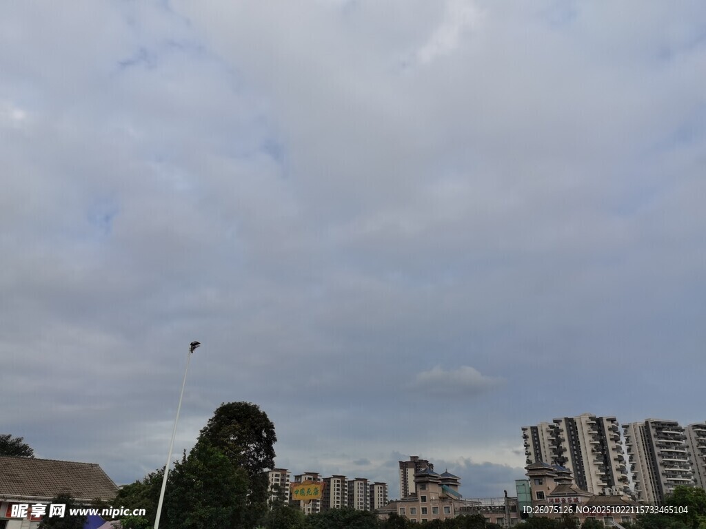 城市上空的多云景象