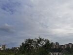 城市上空的多云景象