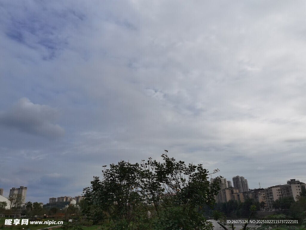 城市上空的多云景象