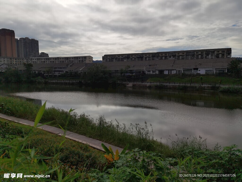 城郊河畔风景
