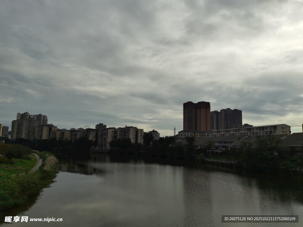 河畔城市景观阴云密布
