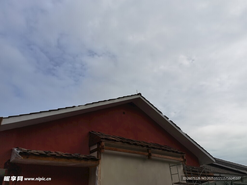 红顶房屋与天空景象