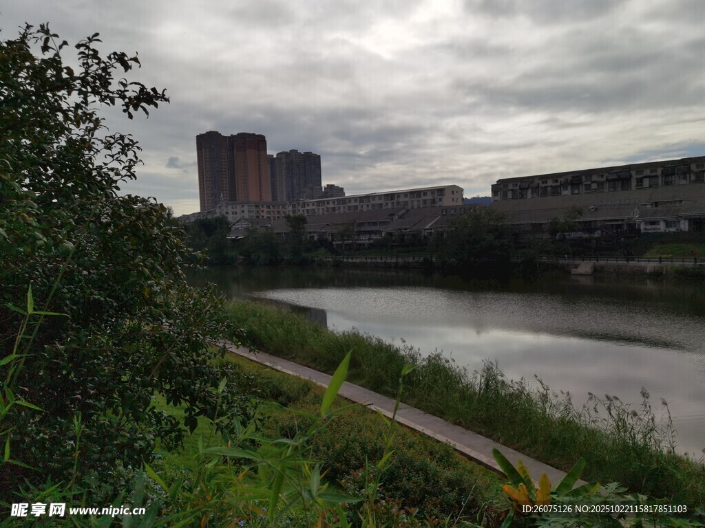 河畔城市景观阴云密布