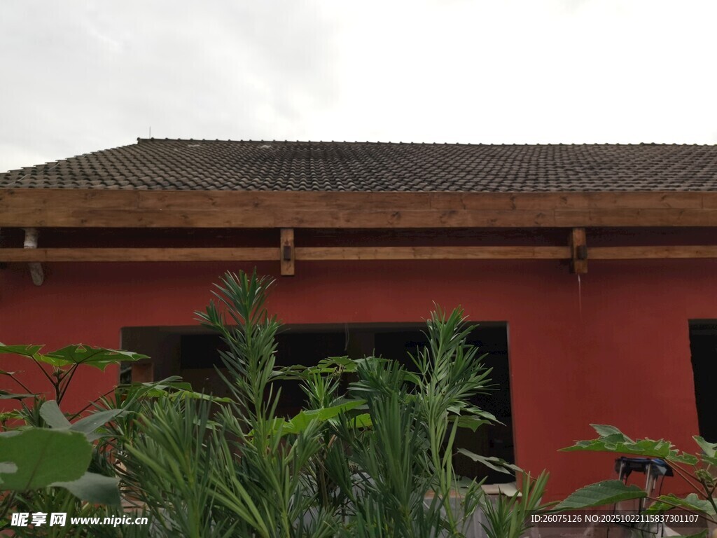 红墙绿植环绕的古朴建筑