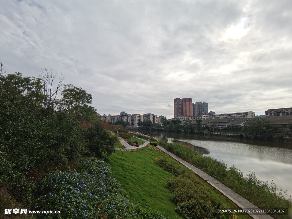 河畔城市风景绿意盎然