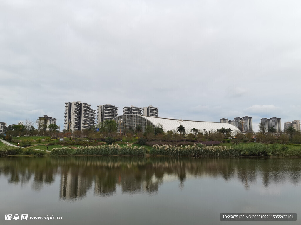 湖畔城市风光倒影景色