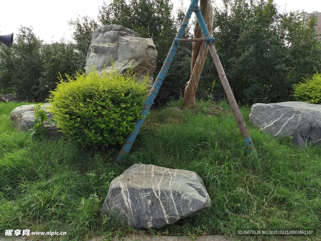 户外三角架与绿植山石