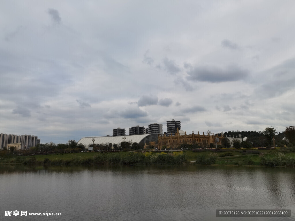 湖畔城市风光
