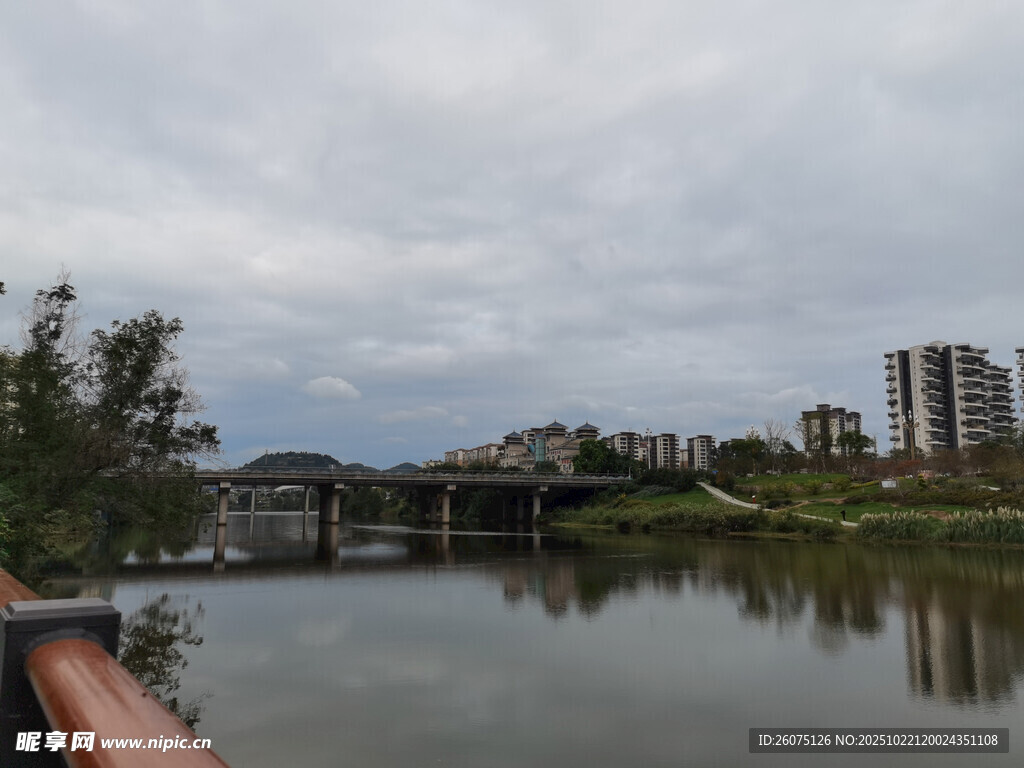 河畔城市风光景色