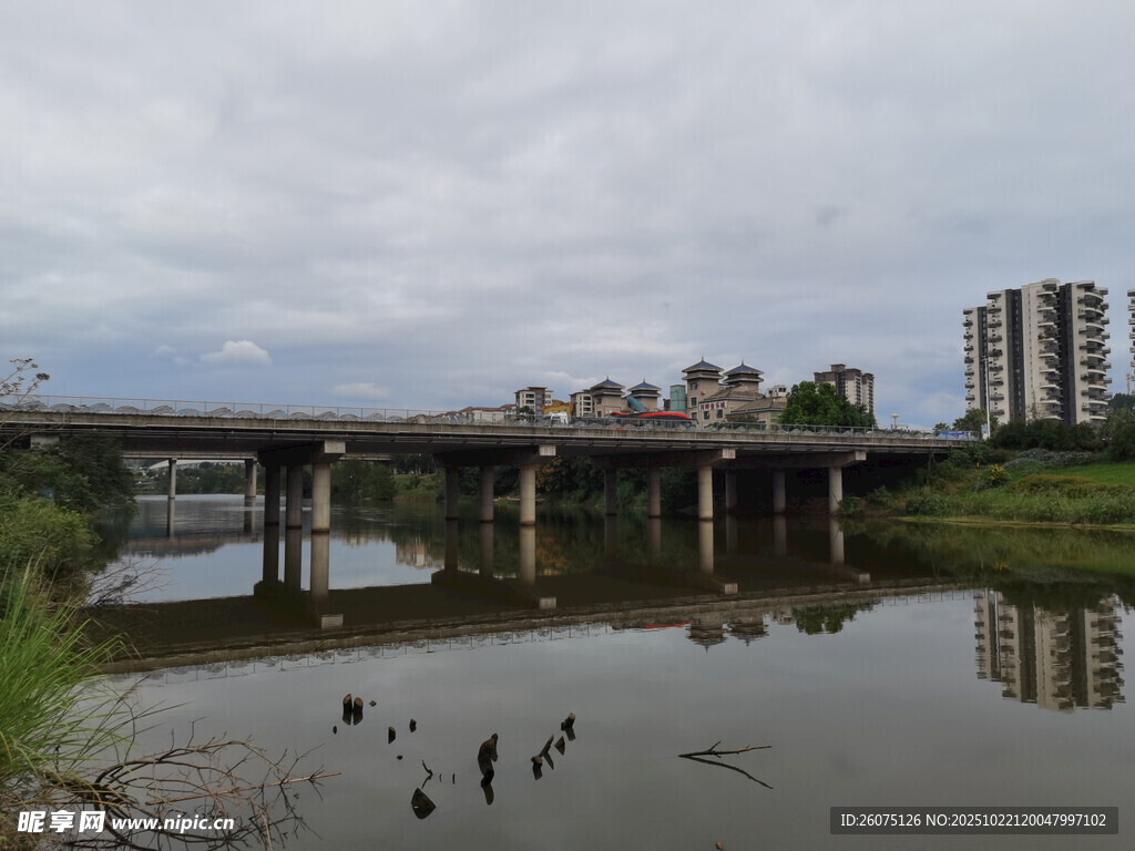 河畔桥梁与城市景观