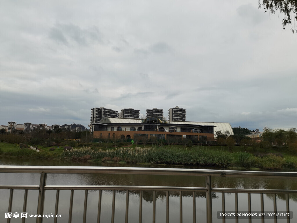 河畔远景中的建筑物