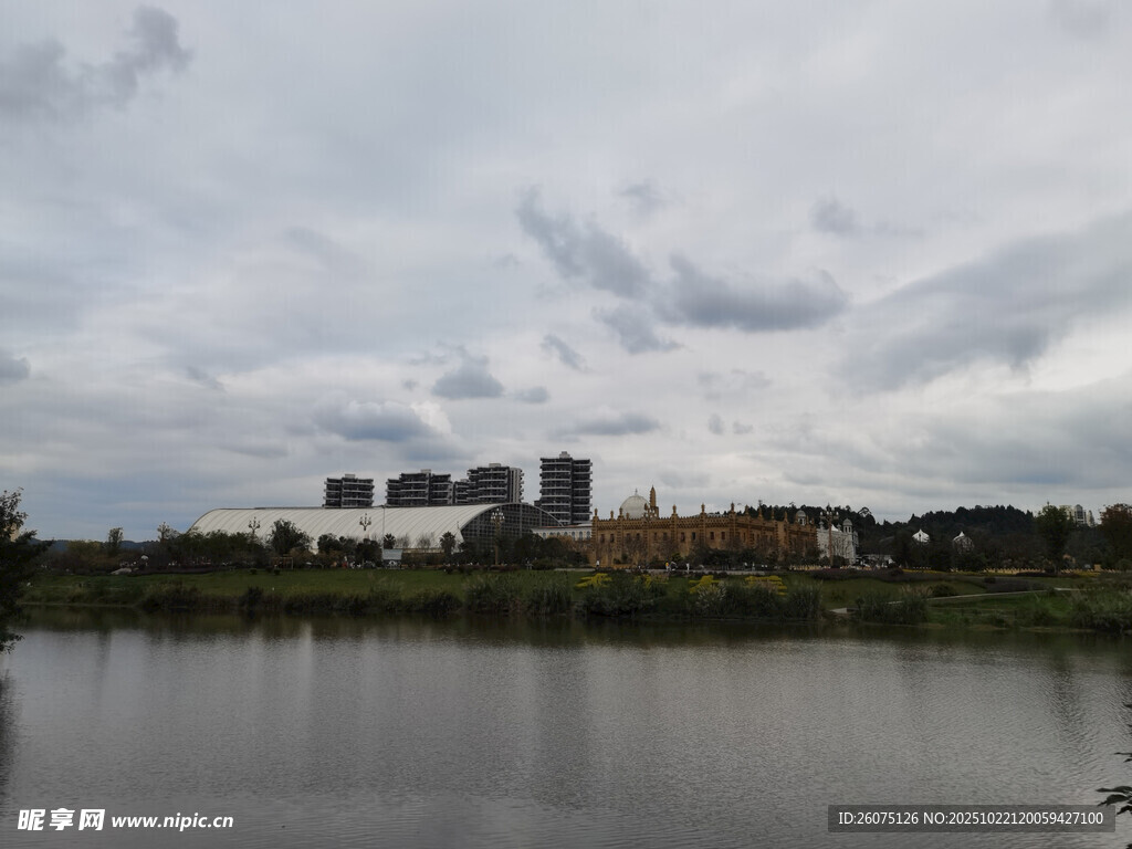 湖畔城市风光