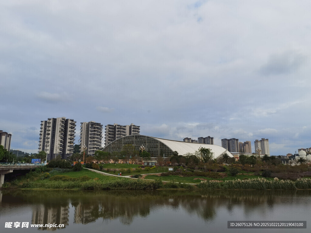 河畔城市风光