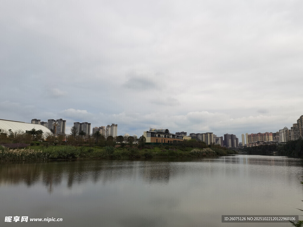 河畔城市景观宁静水域