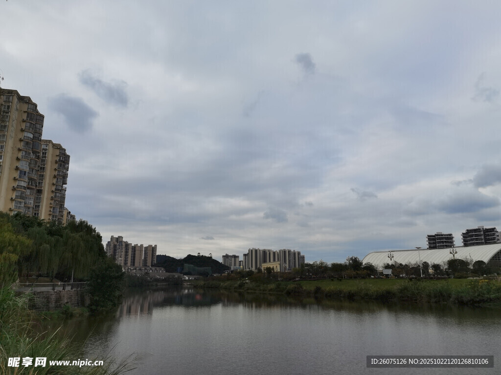 城市河畔风景