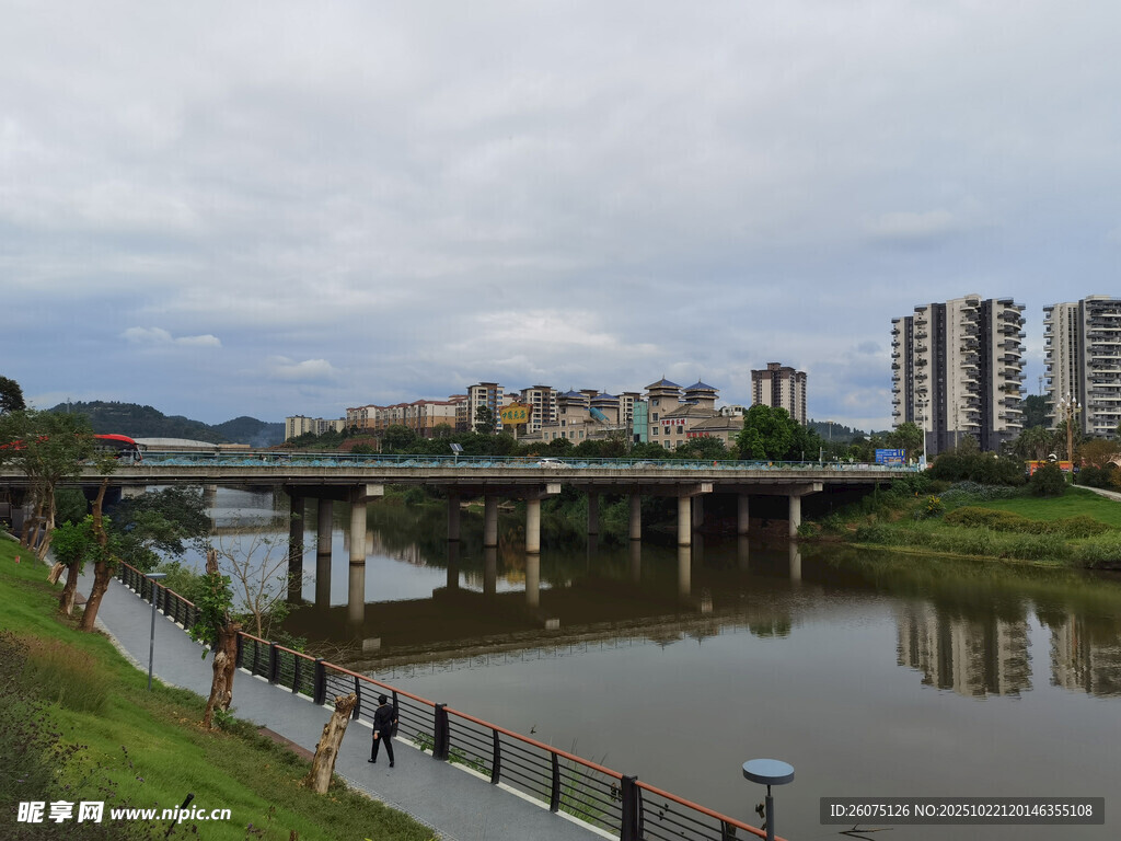河畔桥梁与城市建筑景观