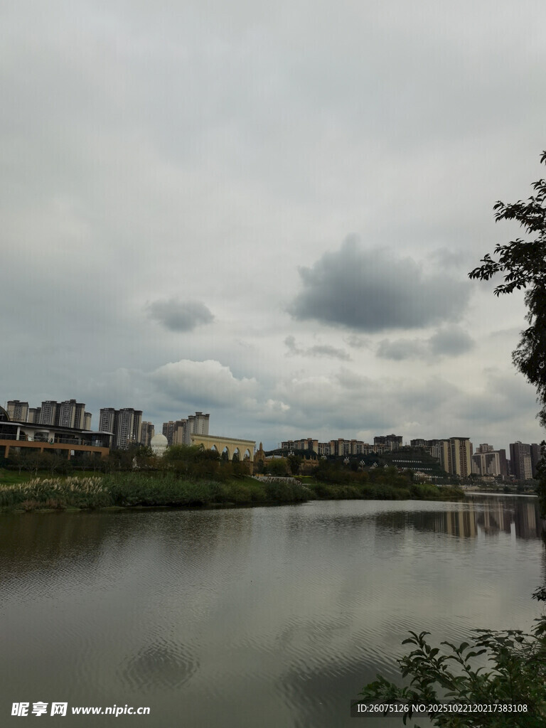 湖畔城市风光宁静景致
