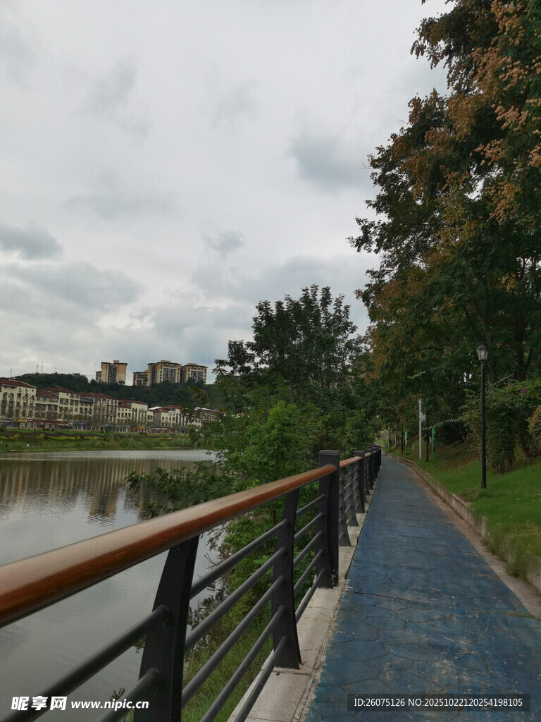 湖畔步道风景