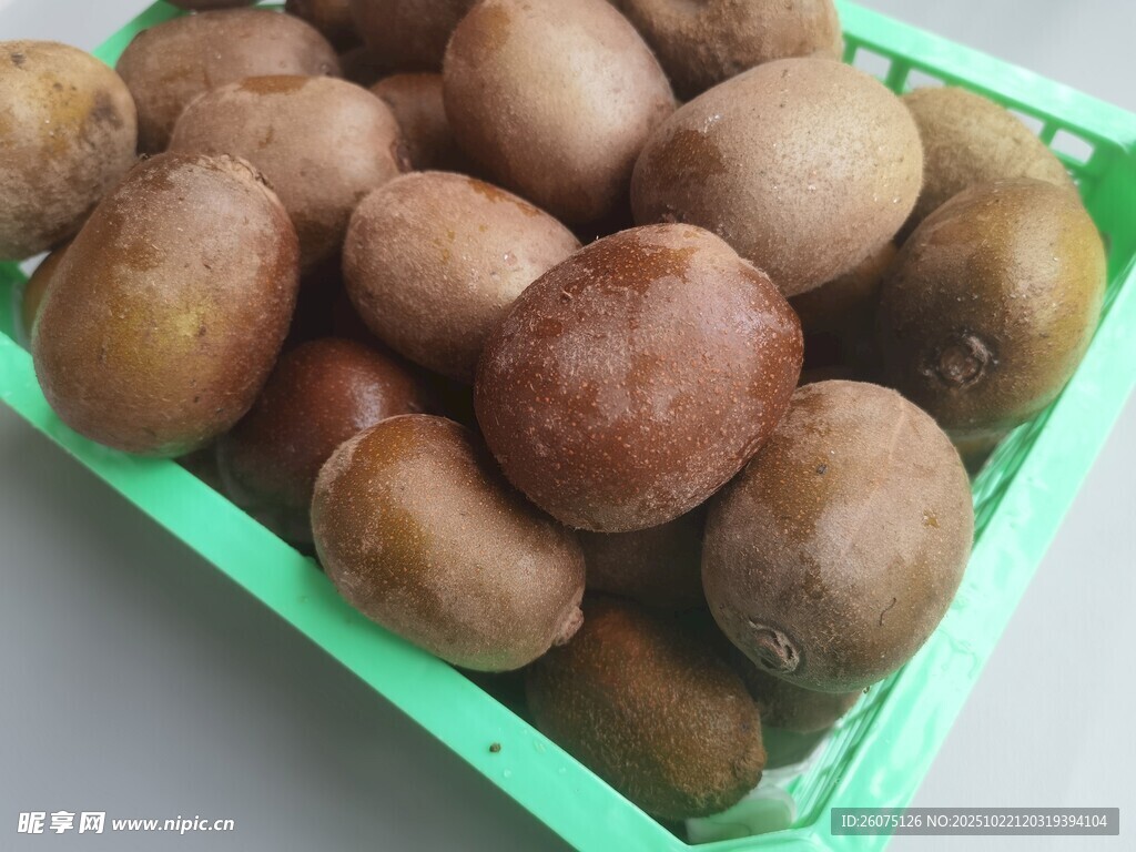 绿色筐中的新鲜猕猴桃