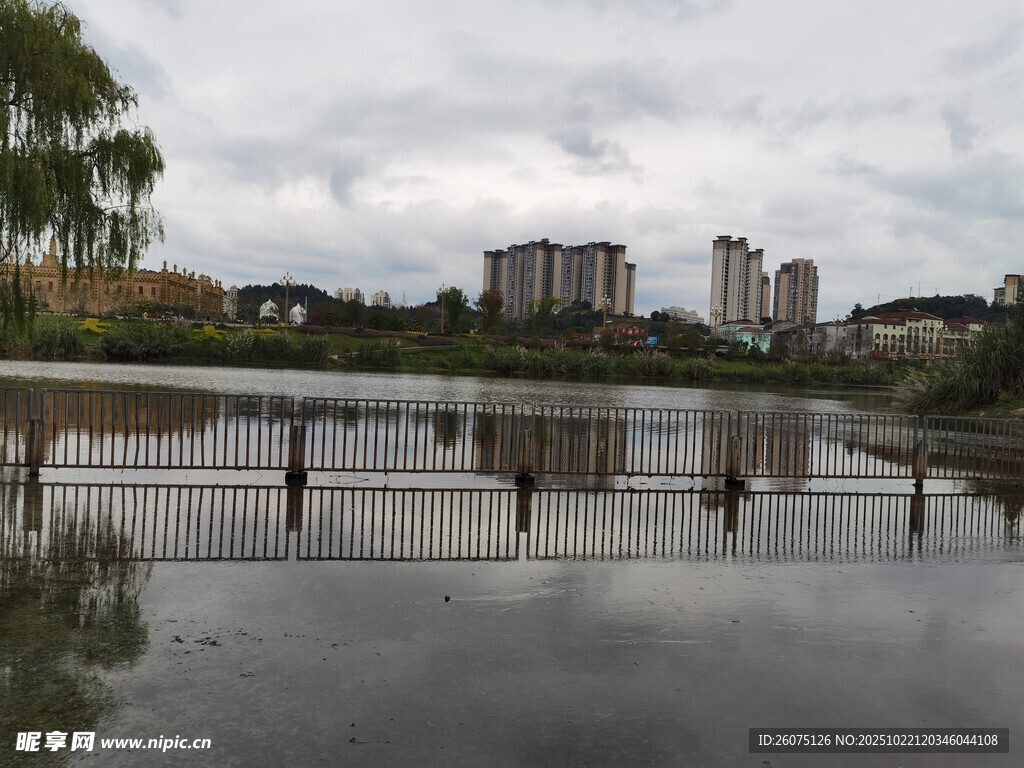 湖畔城市风光