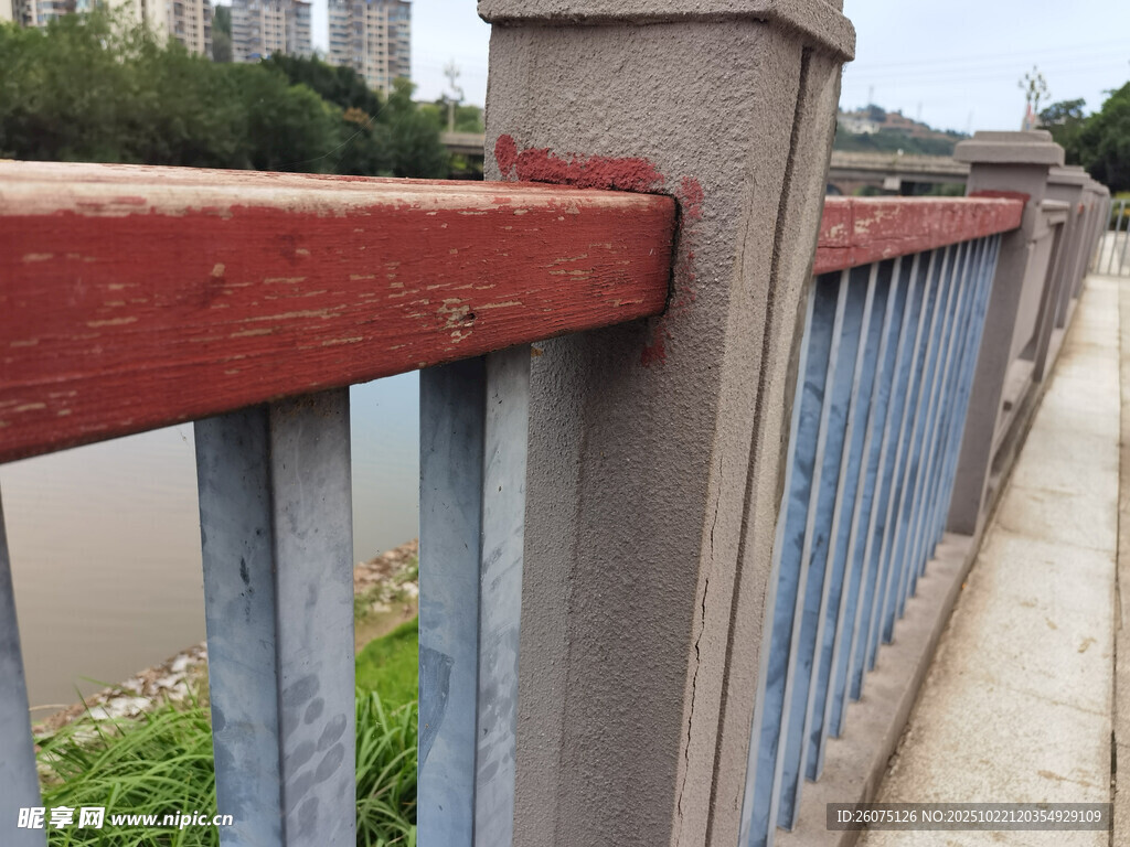 河边护栏特写
