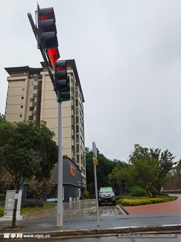 城市路口交通信号灯与建筑