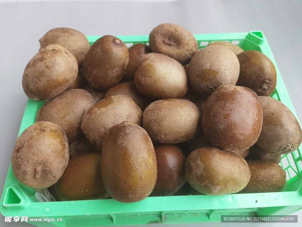 绿色筐中堆放的新鲜猕猴桃