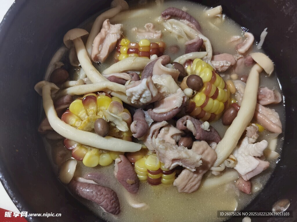 锅中炖煮的猪肚条
