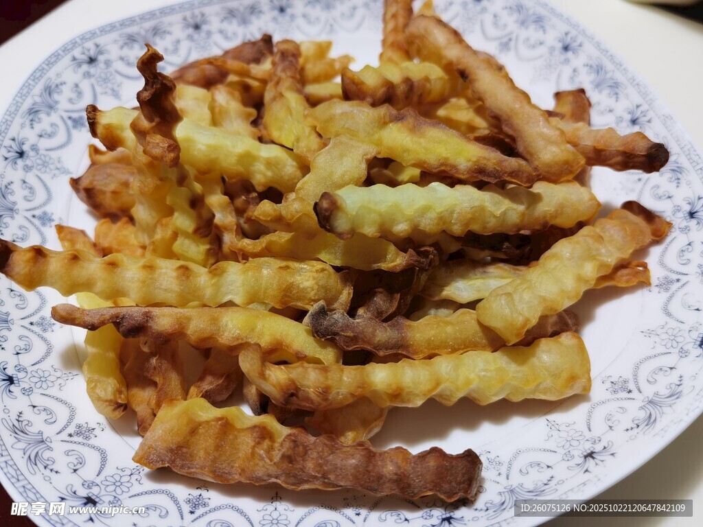 美味炸薯条摆于精致盘中