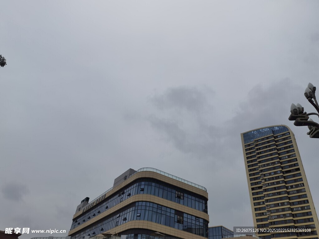 城市高楼与阴沉天空