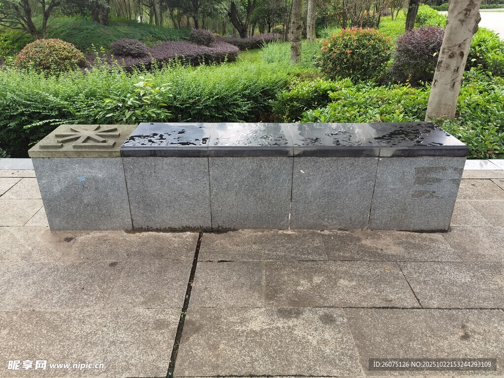 户外石制长条座椅