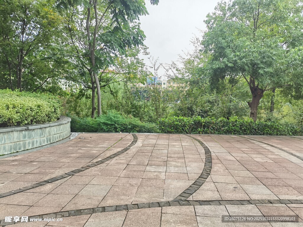 户外砖石铺就的休闲场地