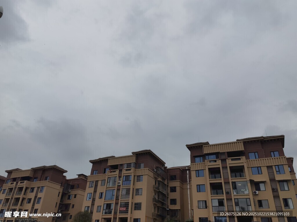 阴天中的多层居民住宅楼