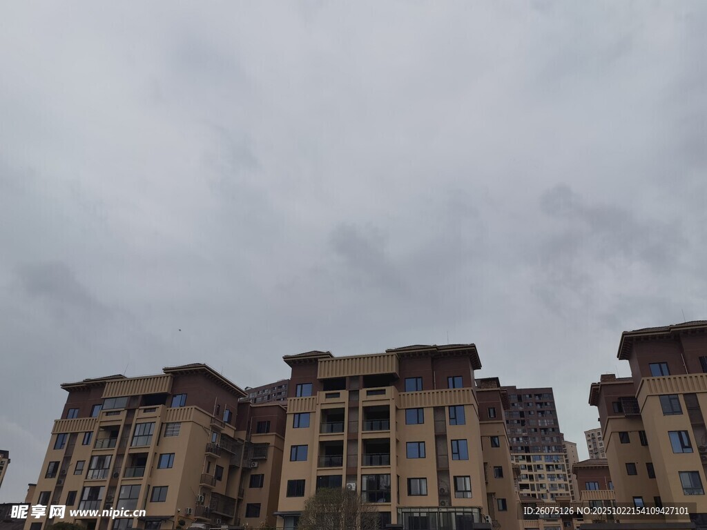 阴天中的多层住宅建筑