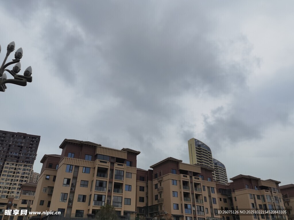 阴天城市建筑群景观