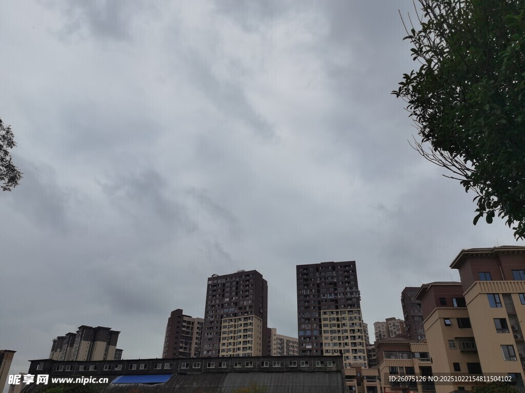 阴天城市建筑群景观